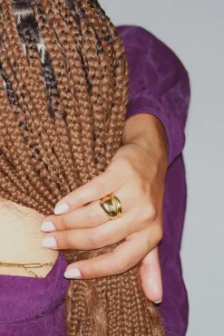 Dipua Anel Majo em - Design Intrigante com uma Presença Forte