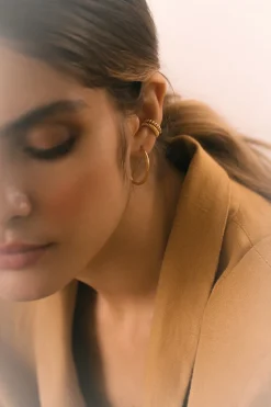 Dipua Argola Slim Banhada a Ouro - Simplicidade com um Toque de Charme