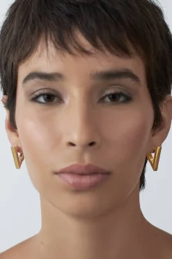 Dipua Argola Triângulo Grande Banhada a Ouro - Geometria Moderna com Autenticidade