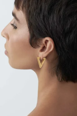Dipua Argola Triângulo Grande Banhada a Ouro - Geometria Moderna com Autenticidade