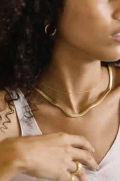 Dipua Argola Twist Prateada: linda para diferentes estilos