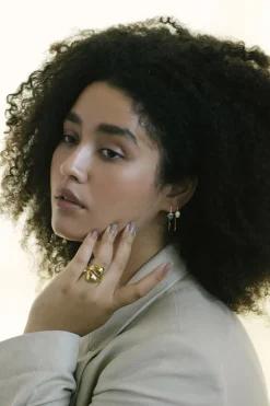 Dipua Brinco Agnes em - Delicadeza com um Toque Moderno
