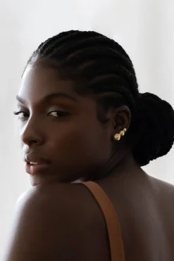 Dipua Brinco Camelo Banhado a Ouro - Charme e Estilo em Cada Detalhe