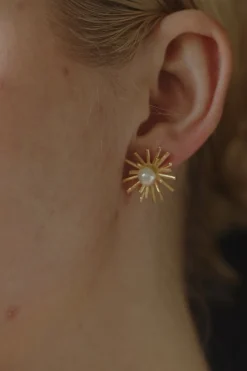 Dipua Brinco Capri Pérola Banhado a Ouro - Charme Radiante e Exclusivo