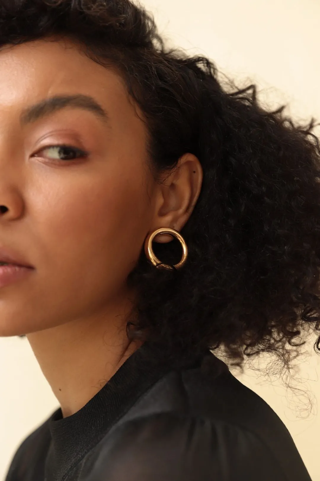 Dipua Brinco Donut: Charme Geométrico em Ouro