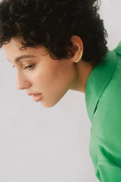 Dipua Brinco Slim Banhado a - Simplicidade com um Toque de Brilho