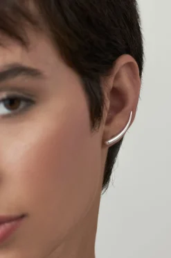 Dipua Brinco Slim Banhado a Prata - Beleza Contemporânea e Brilho Sutil
