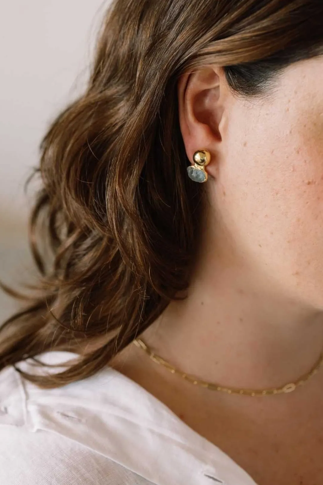 Dipua Brinco Vert Banhado a Ouro - Beleza Contemporânea e Brilho Sutil
