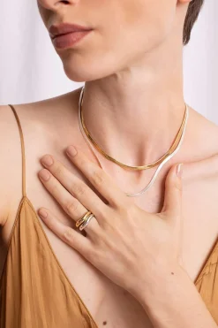 Dipua Colar Achatado Curto: Acessório Dourado que Encanta