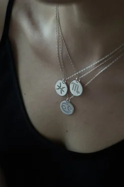 Dipua Colar Capricórnio Banhado a Ouro - Beleza Celestial e Estilo Duradouro