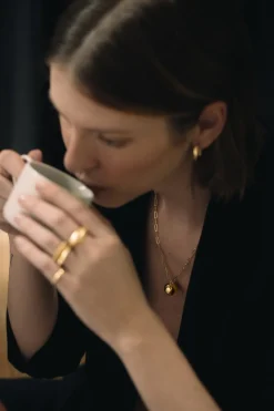 Dipua Colar Cleo Médio Banhado a - Estilo Moderno e Feminino em Cada Detalhe