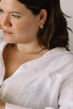 Dipua Colar Ester Banhado a Ouro - Delicadeza e Graciosidade em Cada Curva