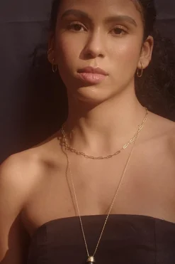 Dipua Colar Pérola Negra: Beleza Dourada em Foco