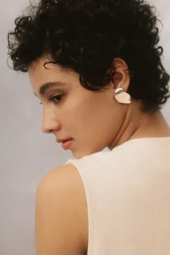 Dipua Destaque sua beleza com o Brinco Clark