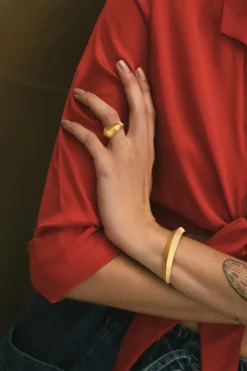 Dipua Pulseira Bast em Ouro - Design Intrigante com uma Presença Forte