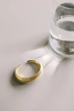 Dipua Pulseira Bast em Ouro - Design Intrigante com uma Presença Forte